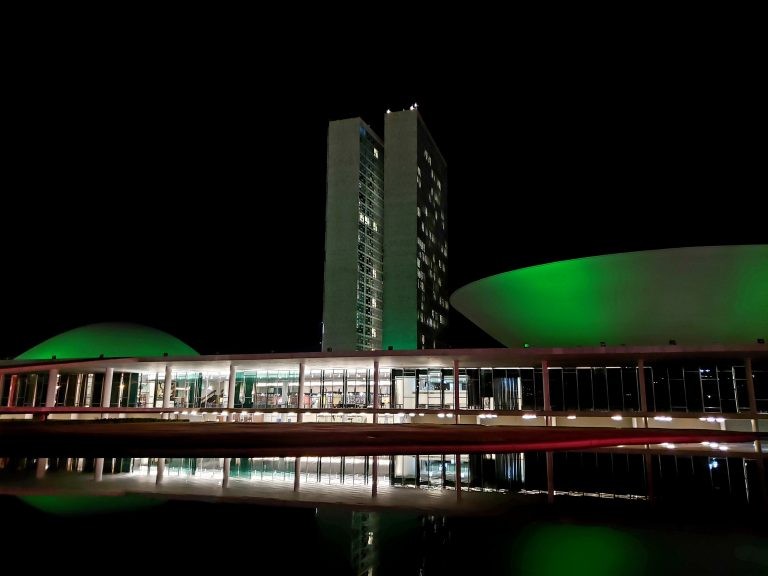 Cúpulas do Senado e da Câmara dos Deputados com iluminação verde - (Foto: Pierre Triboli/Câmara dos Deputados)
