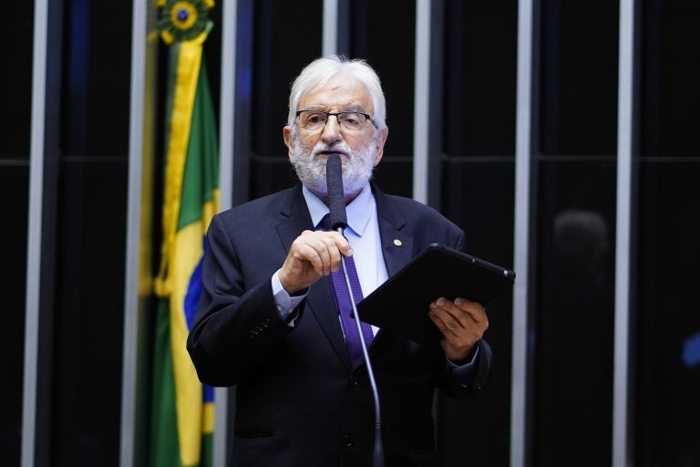 Ivan Valente recomendou a aprovação do projeto, com mudanças - (Foto: Pablo Valadares/Câmara dos Deputados)
