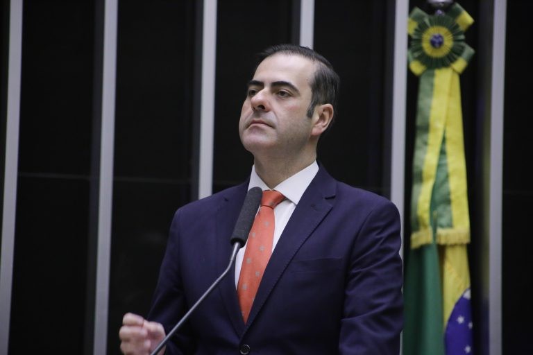 O relator, Carlos Chiodini, recomendou a aprovação da proposta com mudanças - (Foto: Paulo Sérgio/Câmara dos Deputados)