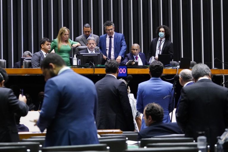 Deputados analisam propostas em Plenário - (Foto: Pablo Valadares/Câmara do Deputados)