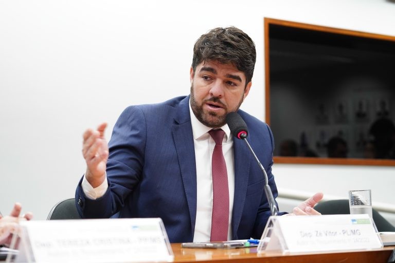 O relator, deputado Zé Vitor, sugeriu a aprovação do texto - (Foto: Pablo Valadares/Câmara dos Deputados)