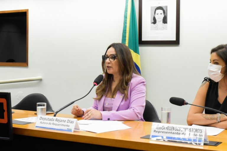 Rejane Dias: questões burocráticas atrasam oferta de medicamento no SUS - (Foto: Alan Rones/Câmara dos Deputados)