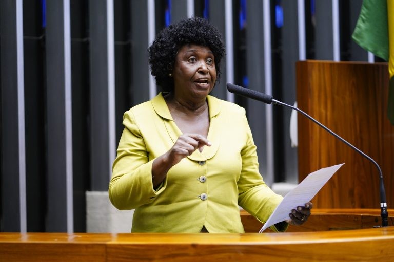 A relatora da proposta, deputada Benedita Silva - (Foto: Pablo Valadares/ Câmara dos Deputados)