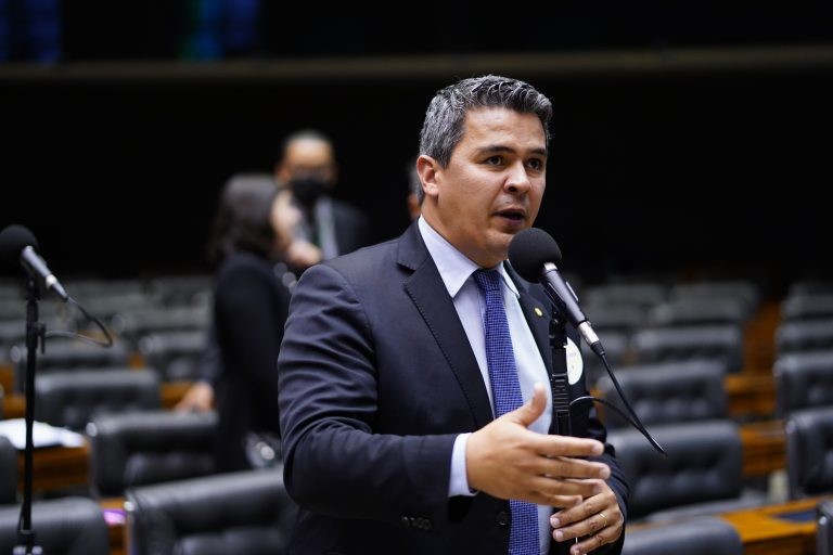 Texto aprovado é substitutivo de Diego Garcia - (Foto: Pablo Valadares/ Câmara dos Deputados)