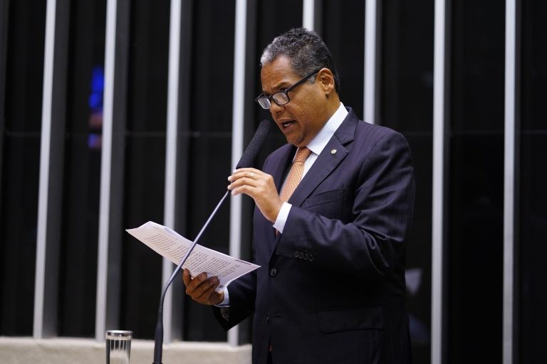 Antonio Brito apresentou parecer favorável ao projeto - (Foto: Pablo Valadares/Câmara dos Deputados)