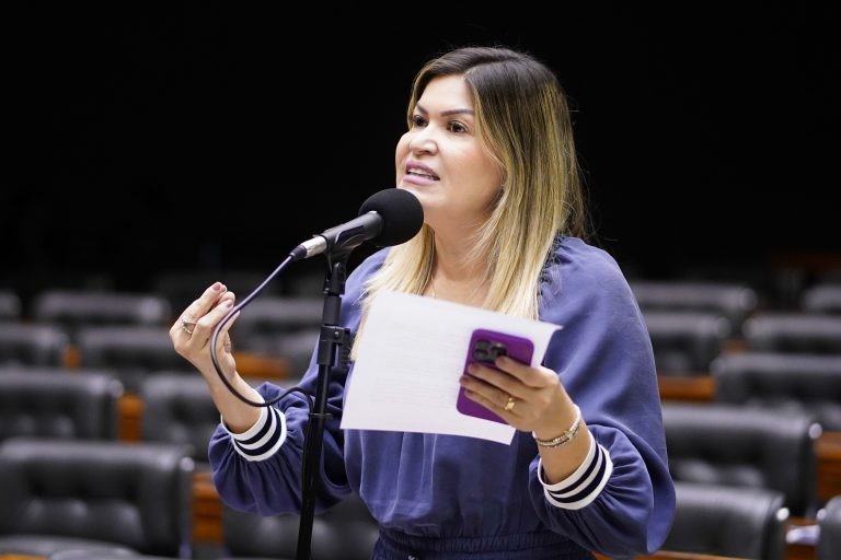 Aline Gurgel: populações ribeirinhas são vulneráveis socialmente - (Foto: Pablo Valadares/Câmara dos Deputados)