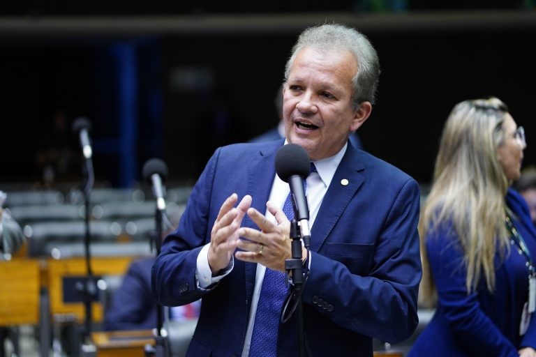 Texto aprovado é substitutivo de Figueiredo - (Foto: Pablo Valadares/Câmara dos Deputados)