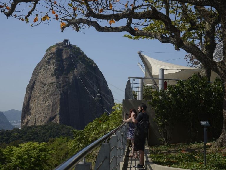 Turistas no Pão de Açúcar, no Rio de Janeiro - (Foto: Tânia Rêgo/Agência Brasil)