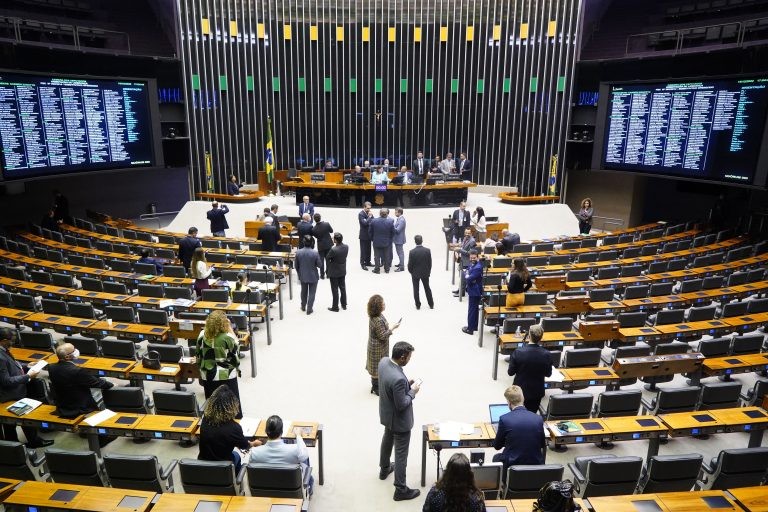 Deputados em sessão do Plenário - (Foto: Pablo Valadares/Câmara dos Deputados)
