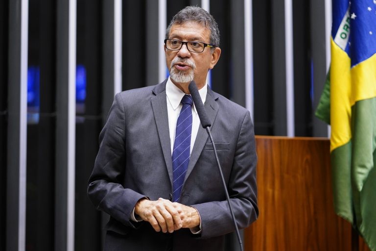 Afonso Florence recomendou a aprovação da proposta - (Foto: Pablo Valadares/Câmara dos Deputados)