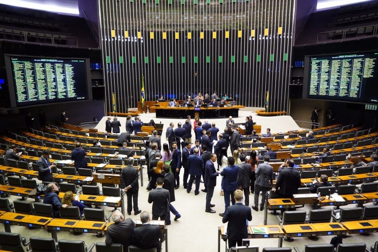 Deputados analisam propostas em Plenário - (Foto: Pablo Valadares/Câmara dos Deputados)