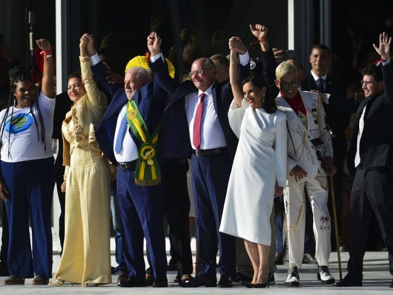 Lula discursa no Parlatório do Planalto, diante da Praça dos Três Poderes - (Foto: Marcelo Camargo/Agência Brasil)