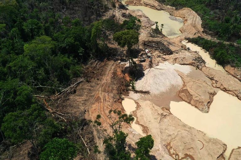 Área de garimpo na região do rio Uraricoera, na Terra Indígena Yanomami - (Foto: Bruno Kelly/Amazônia Real)