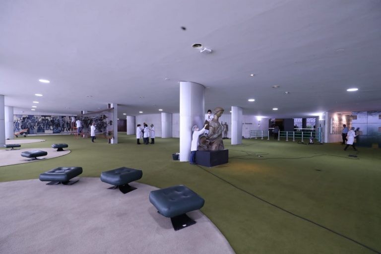 Término da limpeza do Salão Verde, que dá acesso ao Plenário - (Foto: Bruno Spada/Câmara dos Deputados)