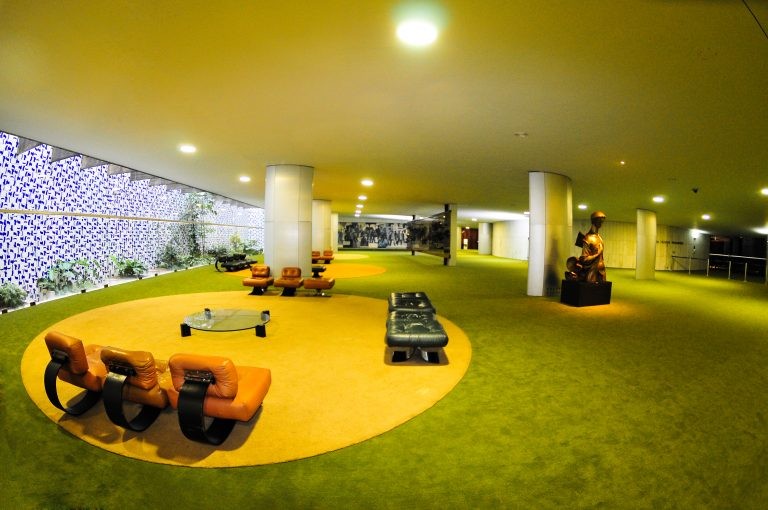 Alguns dos móveis projetados por Niemeyer em sua localização tradicional, no Salão Verde - (Foto: Acervo Câmara dos Deputados)