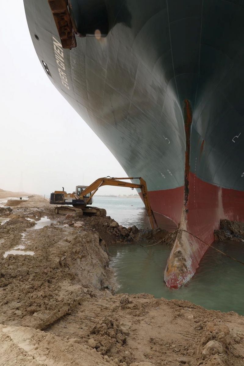 Usuário no Twitter brinca com escavações no Canal de Suez - (Foto: Suez Canal Authority/Handout via REUTERS - 25.3.2021)