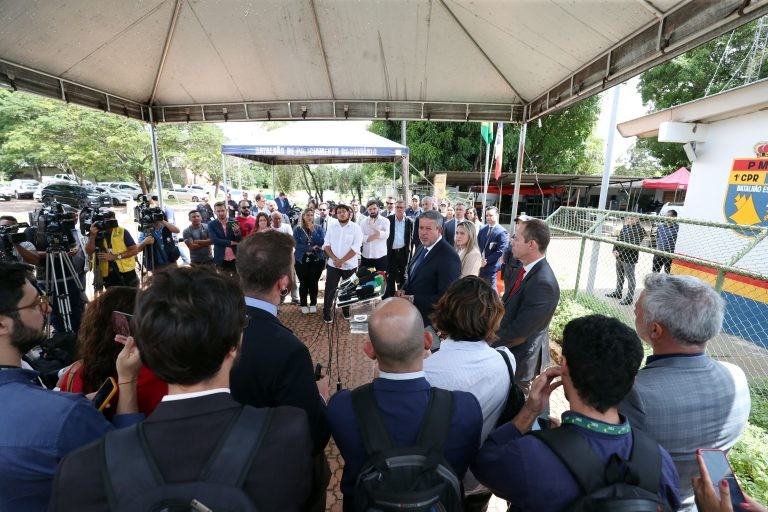 Entre Celina Leão e Ricardo Cappelli, Lira discursa no batalhão da PM - (Foto: Bruno Spada/Câmara dos Deputados)