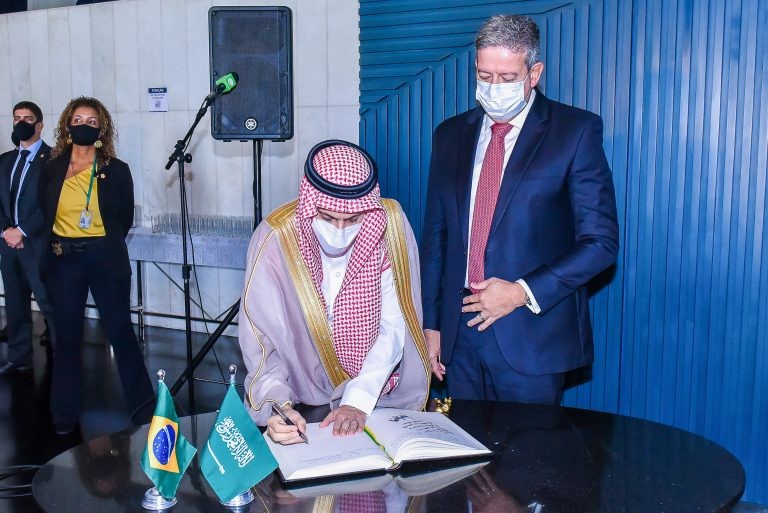 Ministro das Relações Exteriores da Arábia Saudita, príncipe Faisal Bin Farhan Al-Saud (E), em visita à Câmara em 2021 - (Foto: Zeca Ribeiro/Câmara dos Deputados)