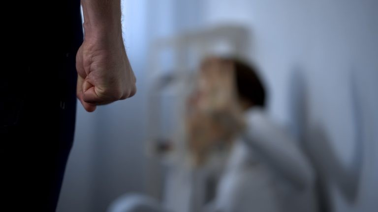 Atraso na adoção de medidas protetivas pode colocar em risco a vida das vítimas - (Foto: Depositphotos)