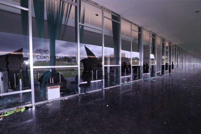 Vidraças do Congresso Nacional quebradas na invasão - (Foto: Bruno Spada/Câmara dos Deputados)