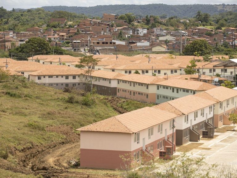 Complexo de apartamentos do Minha Casa, Minha Vida, em Santo Amaro (BA) - (Foto: Joédson Alves/Agência Brasil)