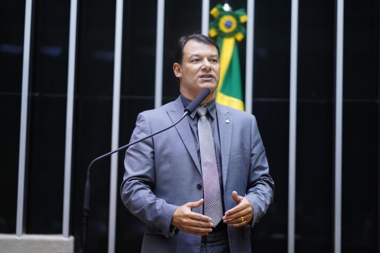Roberto Duarte: é incoerente permitir que o jovem vote aos 16 anos mas impedi-lo de dirigir - (Foto: Pablo Valadares/Câmara dos Deputados)