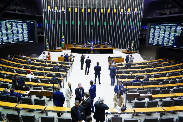 Deputados analisam propostas em sessão do Plenário - (Foto: Pablo Valadares/Câmara dos Deputados)