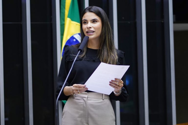 Yandra: temos que buscar alternativas para diminuir a dor e o sofrimento desses órfãos - (Foto: Pablo Valadares / Câmara dos Deputados)
