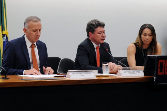 Aguinaldo Ribeiro (E), relator da reforma, defendeu 