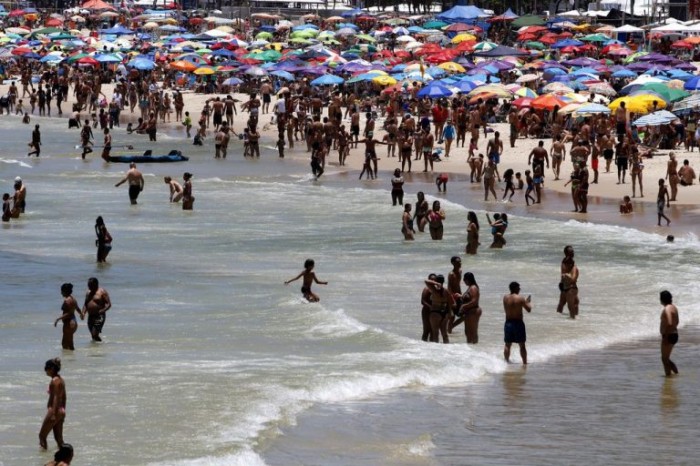 Banhistas lotam praia no Rio de Janeiro no verão - (Foto: Tânia Rêgo/Agência Brasil)
