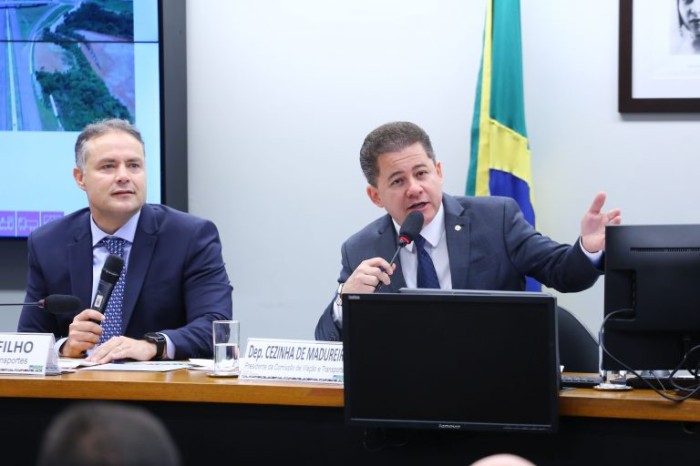 Renan Filho (E) e o presidente da comissão, Cezinha Madureira - (Foto: Vinicius Loures/Câmara dos Deputados)