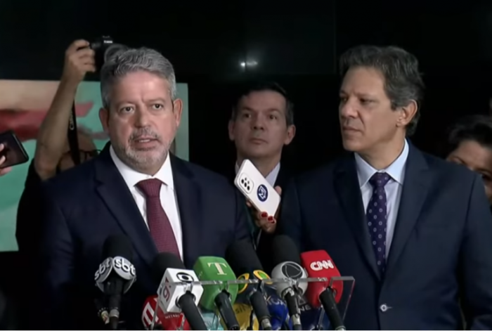 Lira concede entrevista ao lado de Haddad no Planalto - (Foto: Reprodução YouTube)