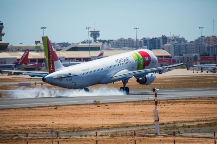 Aeronave aterrissando em aeroporto em Portugal - (Foto: Depositphotos)