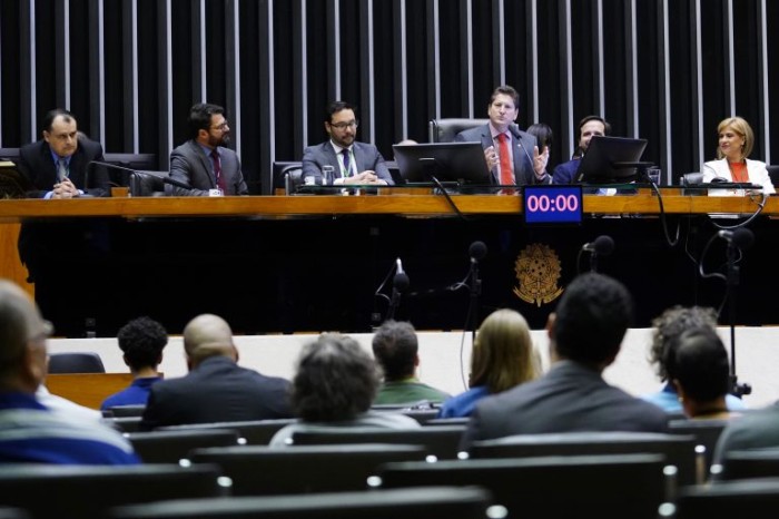 O deputado Jilmar Tatto (C), secretário de Comunicação, presidiu a sessão solene - (Foto: Pablo Valadares / Câmara dos Deputados)