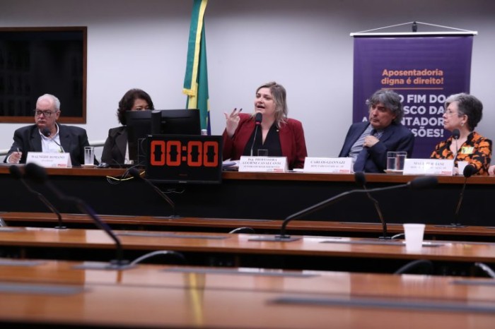 Deputada Luciene (C): emenda autoriza confisco no salário dos servidores aposentados - (Foto: Bruno Spada/Câmara dos Deputados)