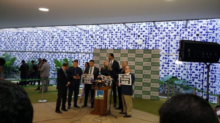 Ato contra o PL das Fake News no Salão Verde da Câmara - (Foto: Regina Céli/Câmara dos Deputados)