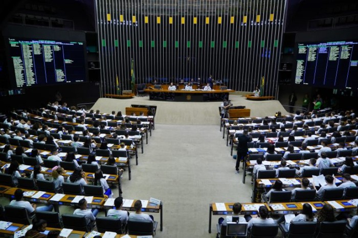 Sessão plenária realizada em edição anterior do Câmara Mirim - (Foto: Pablo Valadares/Câmara dos Deputados)