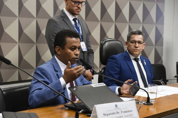Deputados Dr. Francisco (E), relator, e Dorinaldo Malafaia, vice-presidente da comissão - (Foto: Foto: Jefferson Rudy/Agência Senado)