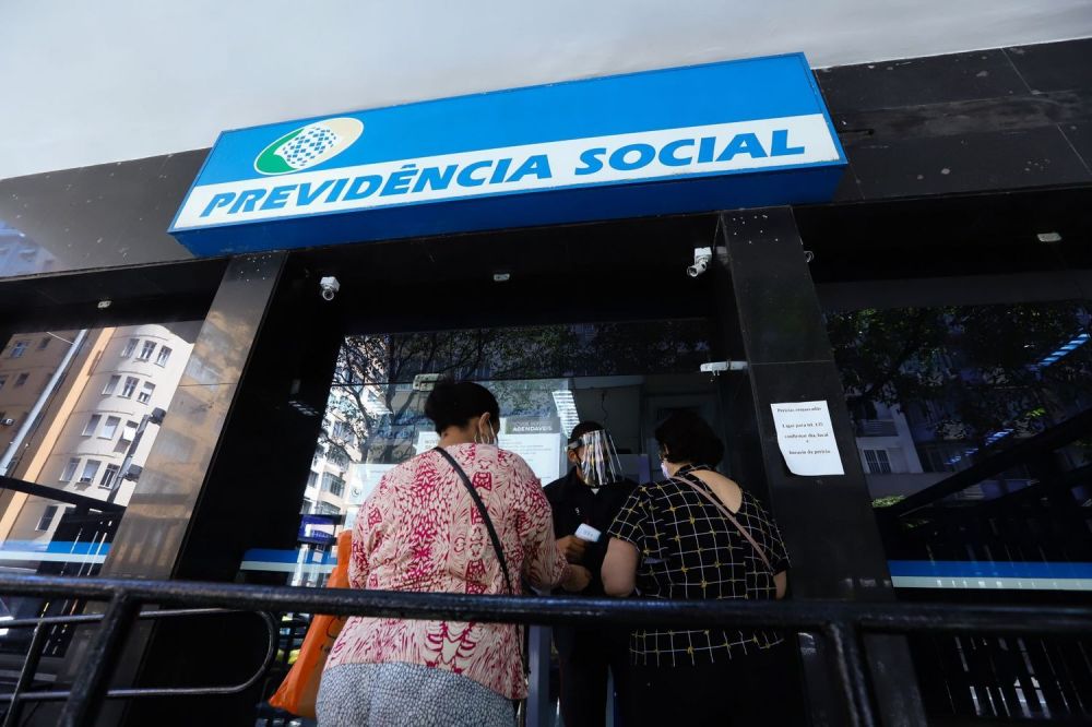 Mulher guardou cerca de R$ 15 mil recebidos do INSS durante seis meses para se desaposentar - (Foto: ANDRE MELO ANDRADE/MYPHOTO PRESS/ESTADÃO CONTEÚDO-25/09/2020)