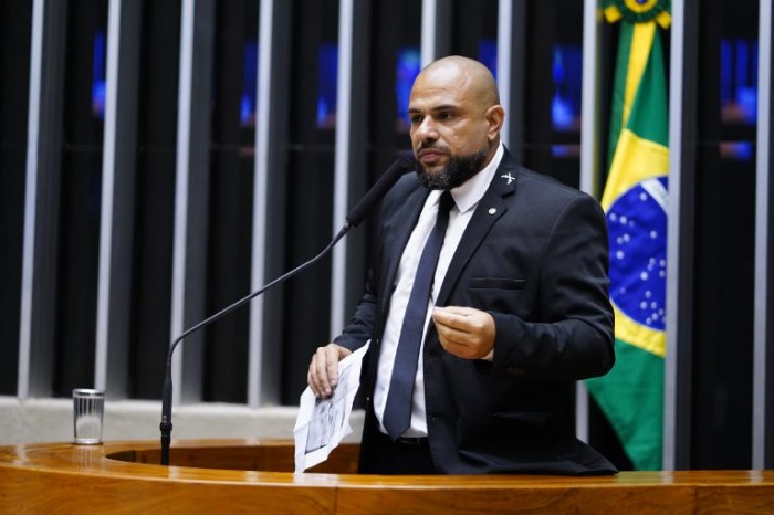 Sargento Portugal recomendou a aprovação do texto com mudanças - (Foto: Pablo Valadares/Câmara dos Deputados)