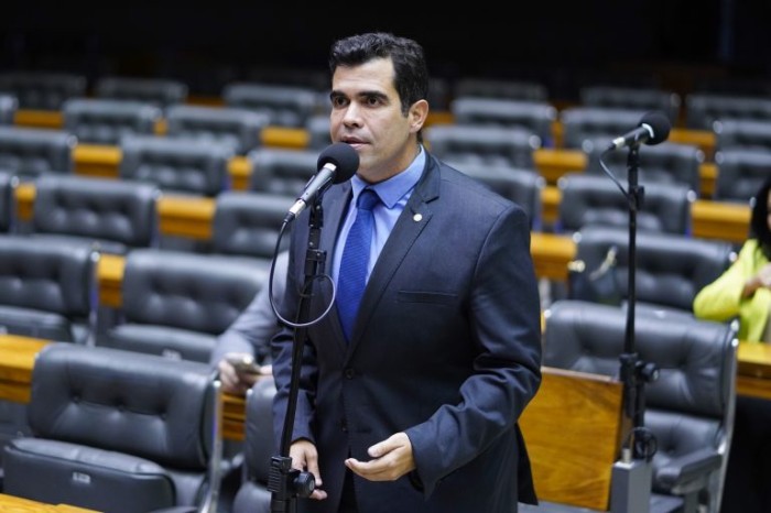 Ayres: “Estudos mostram que a saúde está diretamente ligada ao desempenho escolar” - (Foto: Pablo Valadares / Câmara dos Deputados)