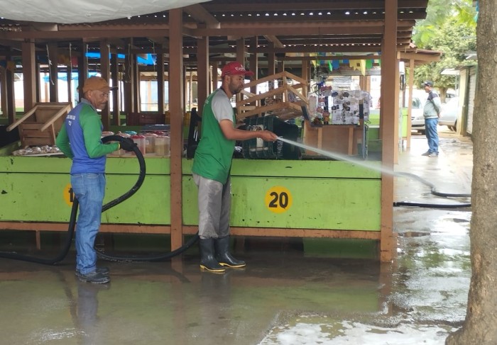 Com ação diária, Prefeitura beneficia Feira da Urbis VI com limpeza nesta quinta