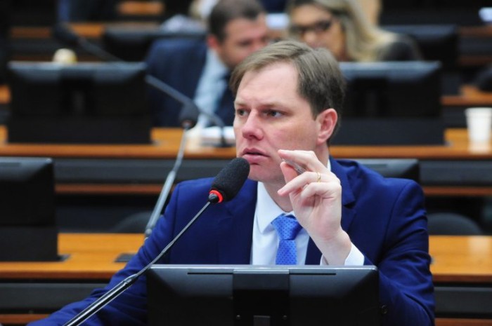 O relator Lucas Redecker recomendou a aprovação da proposta - (Foto: Billy Boss/Câmara dos Deputados)
