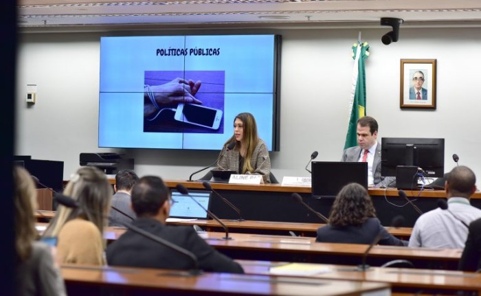 Aline Paz (E) e o deputado Aureo Ribeiro, em audiência na Comissão de Cultura - (Foto: Zeca Ribeiro / Câmara dos Deputados)