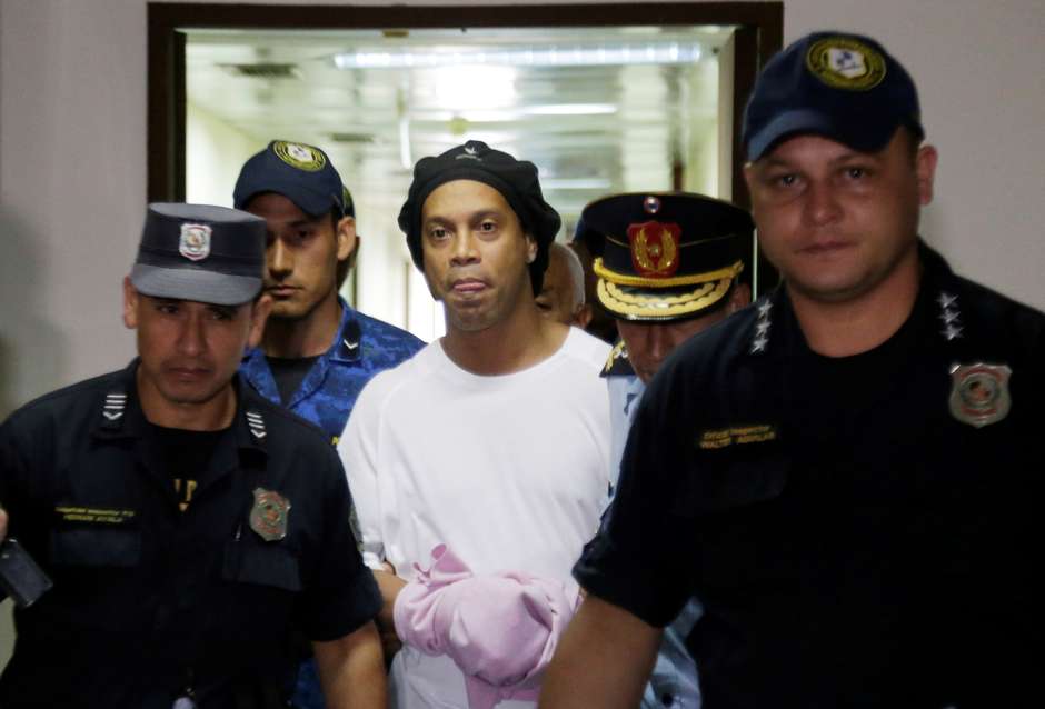 Ronaldinho é escoltado por policiais no Paraguai 07/03/2020. Foto: REUTERS/Jorge Adorno Foto: Reuters