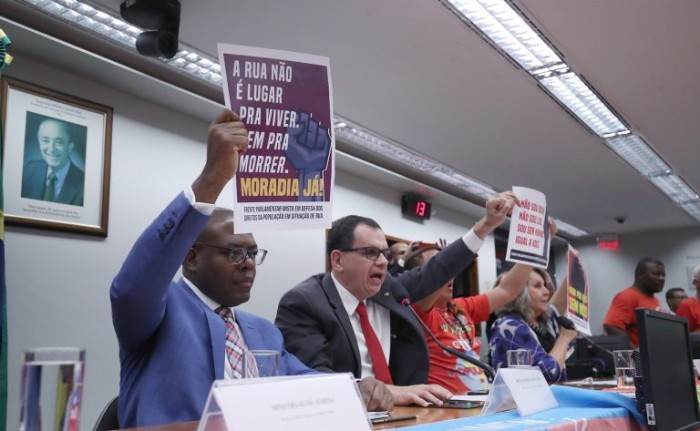 O ministro Sílvio Almeida e o deputado Reimont durante lançamento da frente - (Foto: Bruno Spada/Câmara dos Deputados)