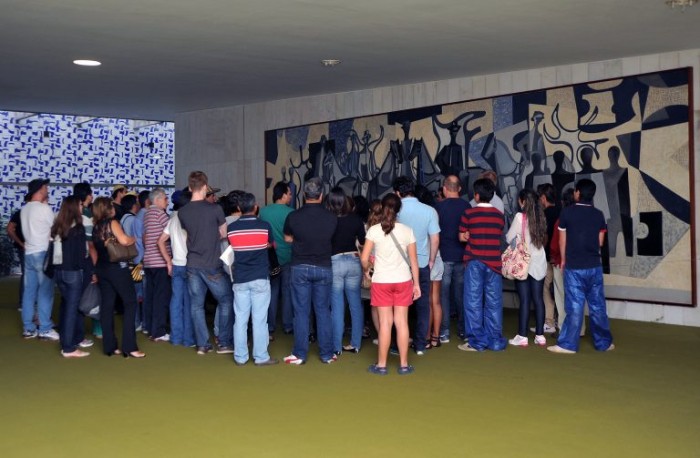 Visitantes conhecem pintura de Di Cavalcanti, no Salão Verde, da Câmara dos Deputados - (Foto: Gabriela Korossy/Câmara dos Deputados)