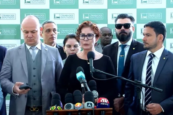 Deputada Carla Zambelli concede entrevista coletiva após busca da PF - (Foto: Reprodução/Youtube)