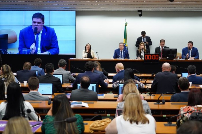 Reunião anterior da CMO para votação de propostas - (Foto: Pablo Valadares/Câmara dos Deputados)