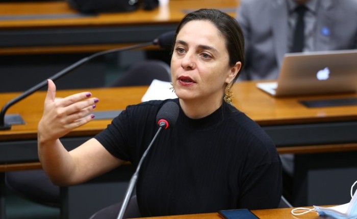 Fernanda Melchionna quer ouvir opinião de aeronautas sobre novo regulamento - (Foto: Vinicius Loures/Câmara dos Deputados)